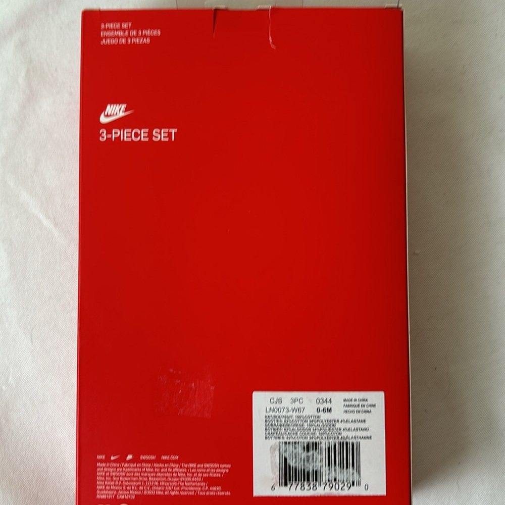 NEW IN BOX Nike 3 piece newborn onesie beanie and matching sock booties - Picture 6 of 9